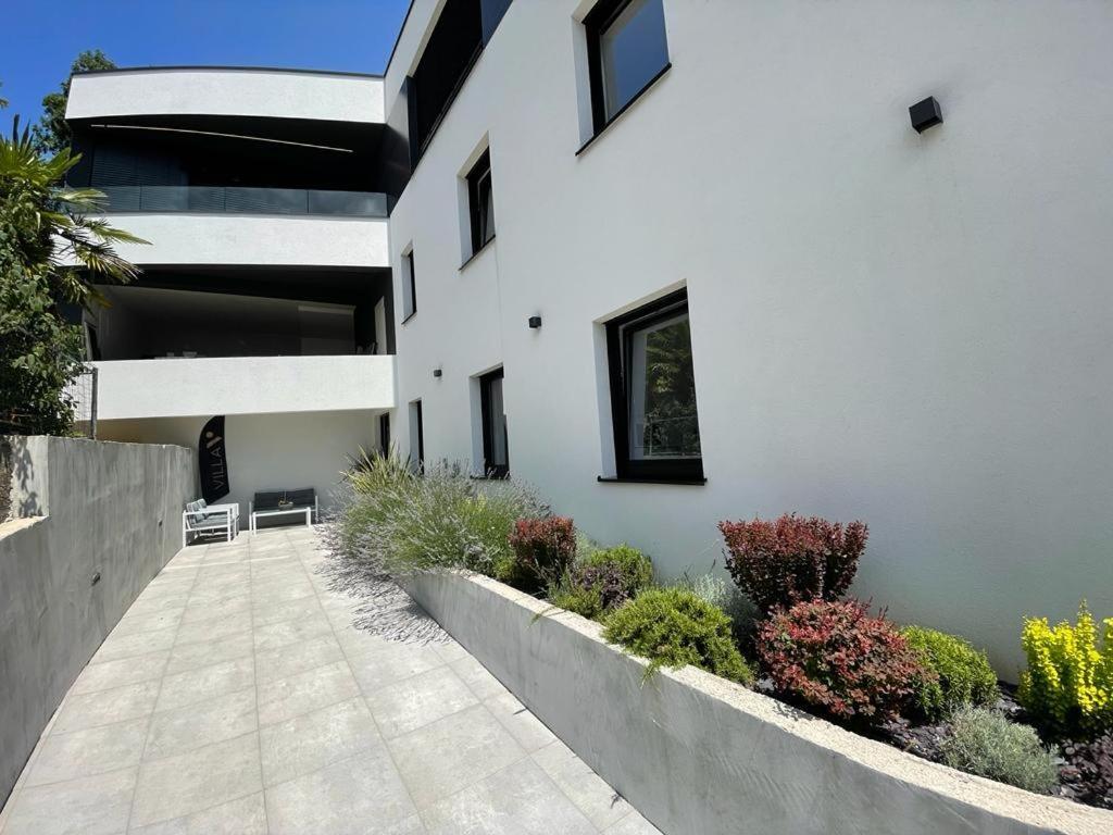 Aparthotel Villa V With Heated Pool Rijeka Extérieur photo